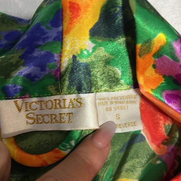 Vintage Victoria’s Secret Silky Robe and Slip on - Picture 7 of 10